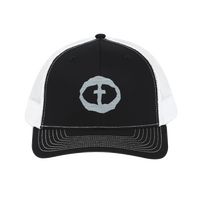 Front view of the black-and-white Richardson 112 Cap with a light-gray circular cross logo on the front panel, product shot on white.